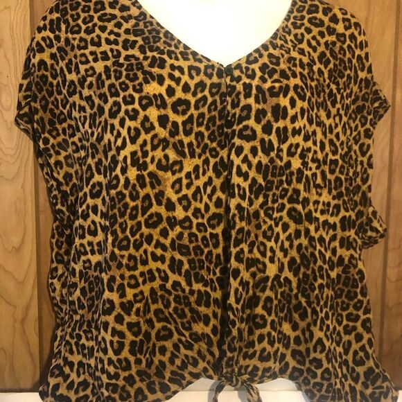 Torrid Leopard print sleeveless Blouse. Size 4. Front tie knot. Button Front - Picture 1 of 5